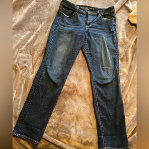 American Eagle skinny jean size 14 long. Has stretch. Is good used condition.